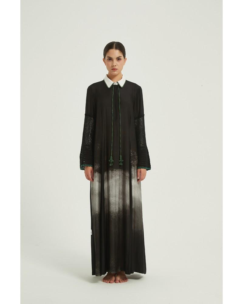 Degraded abaya with crochet sleeve