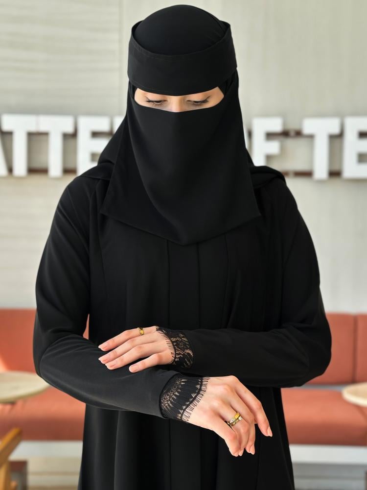 عباية نسائية سوداء