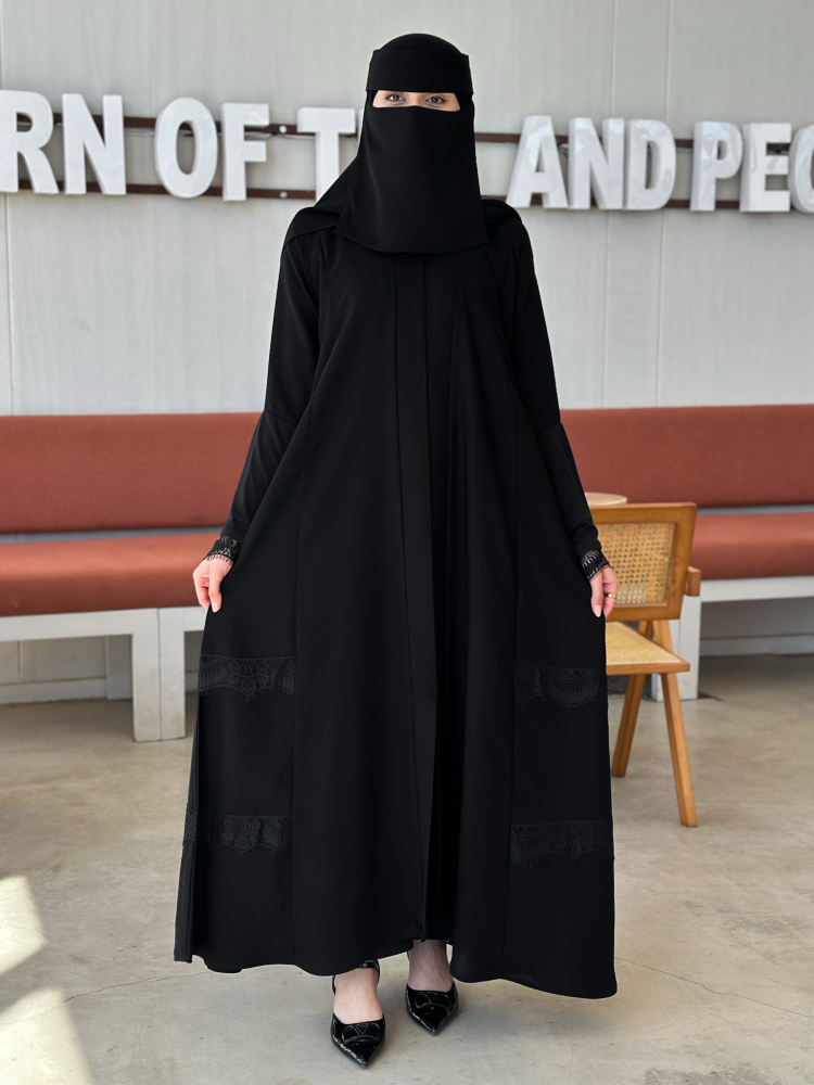 عباية نسائية سوداء