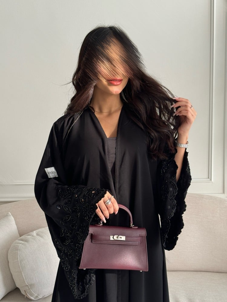 عباية قماش كريب مع تطريز و شك شغل يدوي  من مايرس MYRS