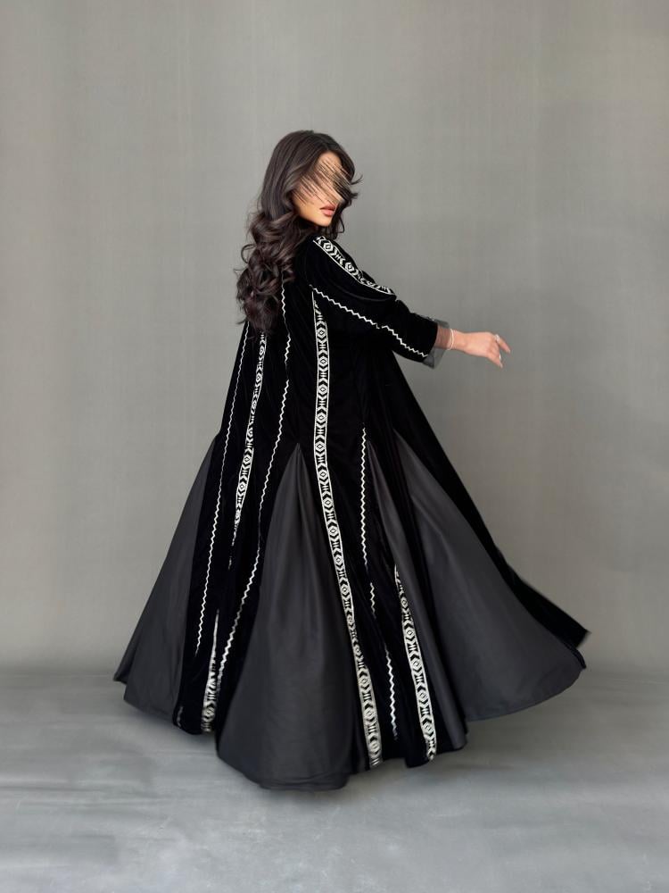 عباية مخمل  فخمه لون اسود