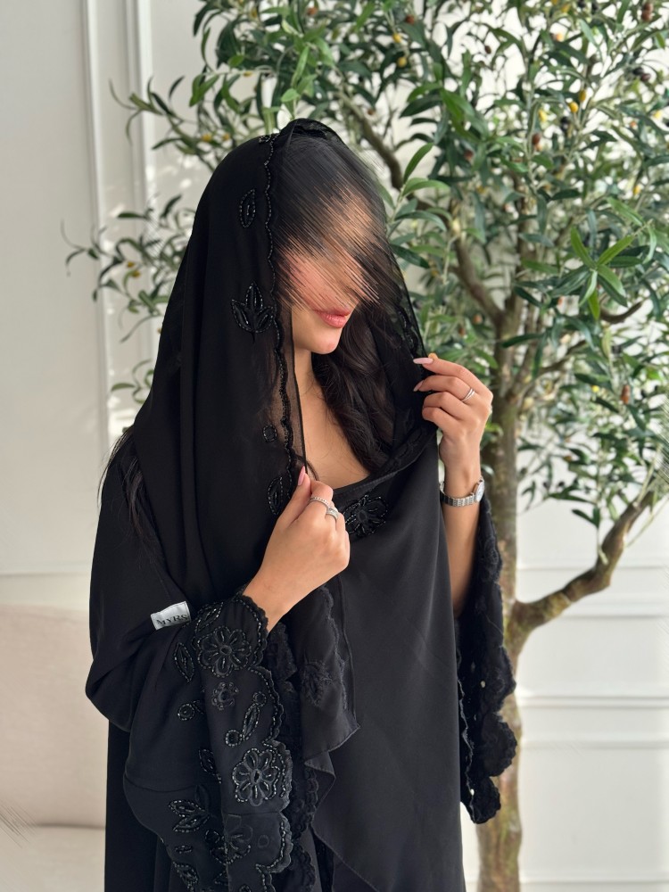 عباية قماش كريب مع تطريز و شك شغل يدوي  من مايرس MYRS