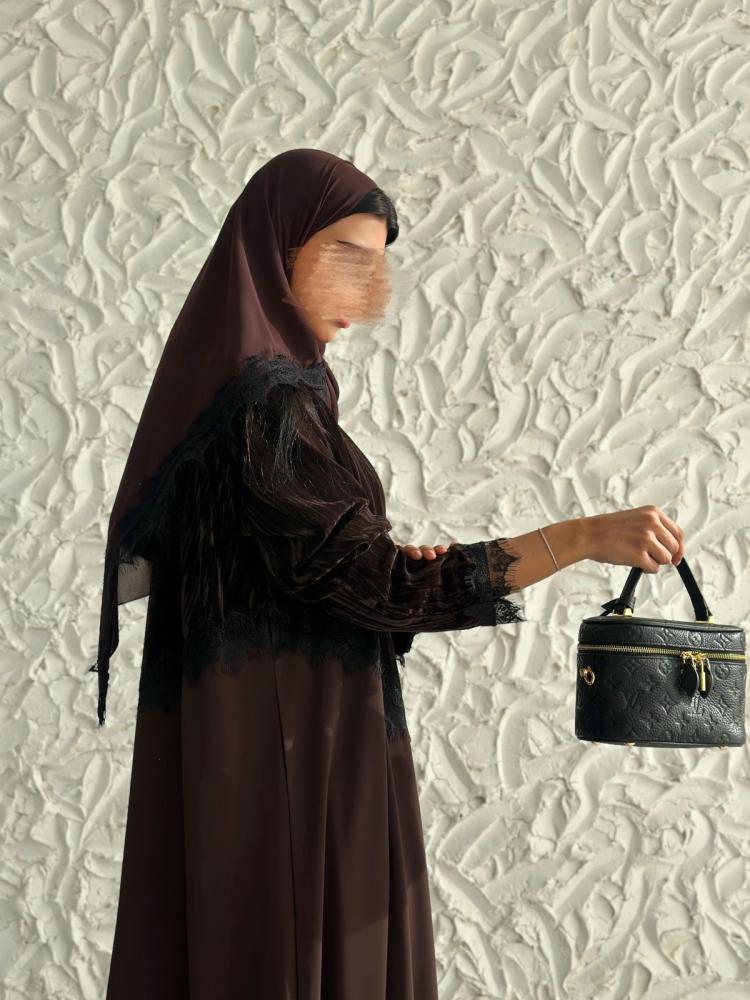 عباية مخمل تكسير مع كريب وكلفة