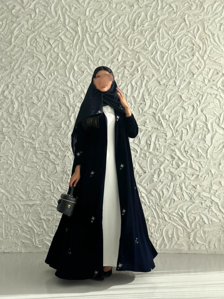 عباية مخمل بتطريز نجوم