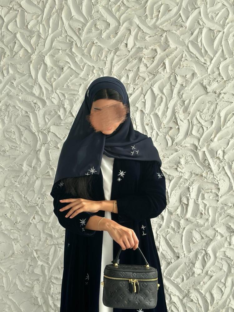 عباية مخمل بتطريز نجوم