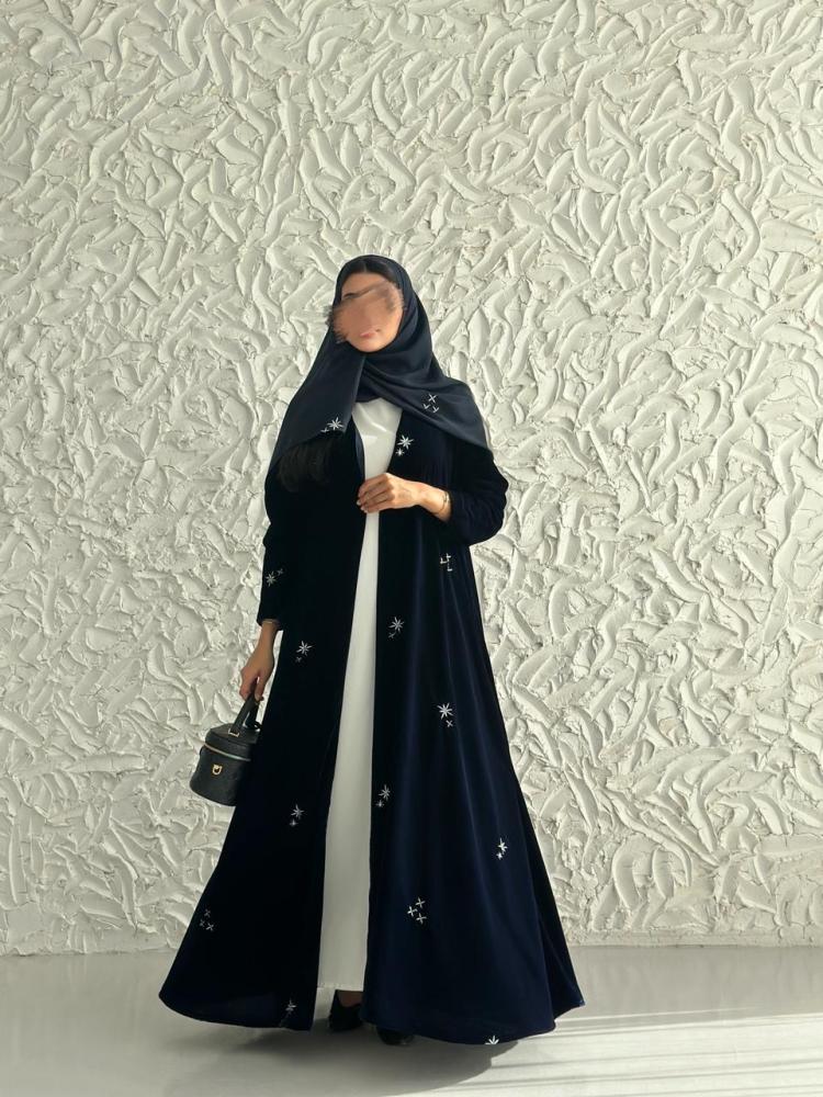 عباية مخمل بتطريز نجوم