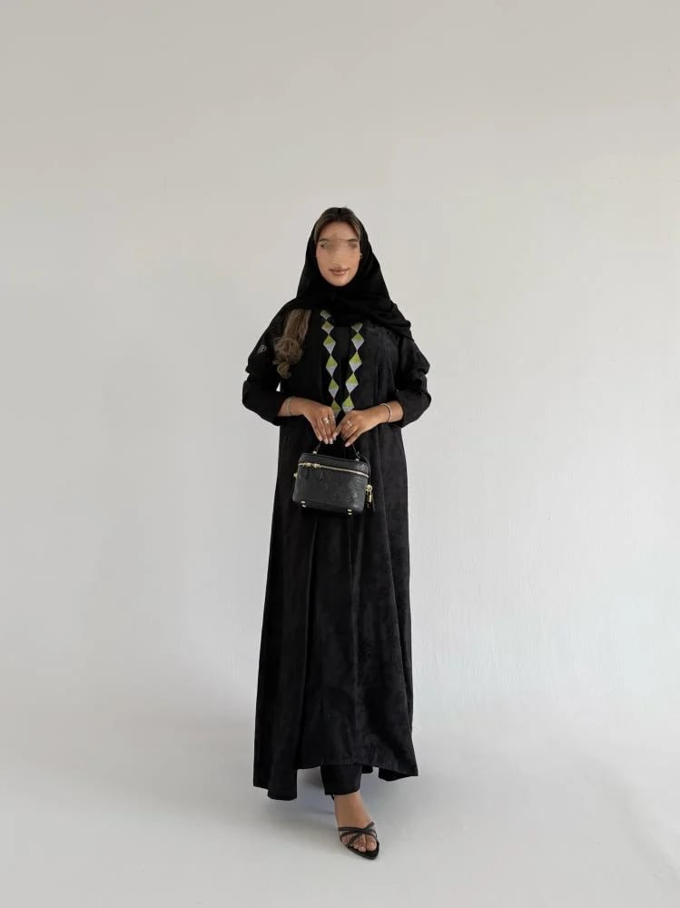 كريب اسود مشجر مع تطريز يدوي