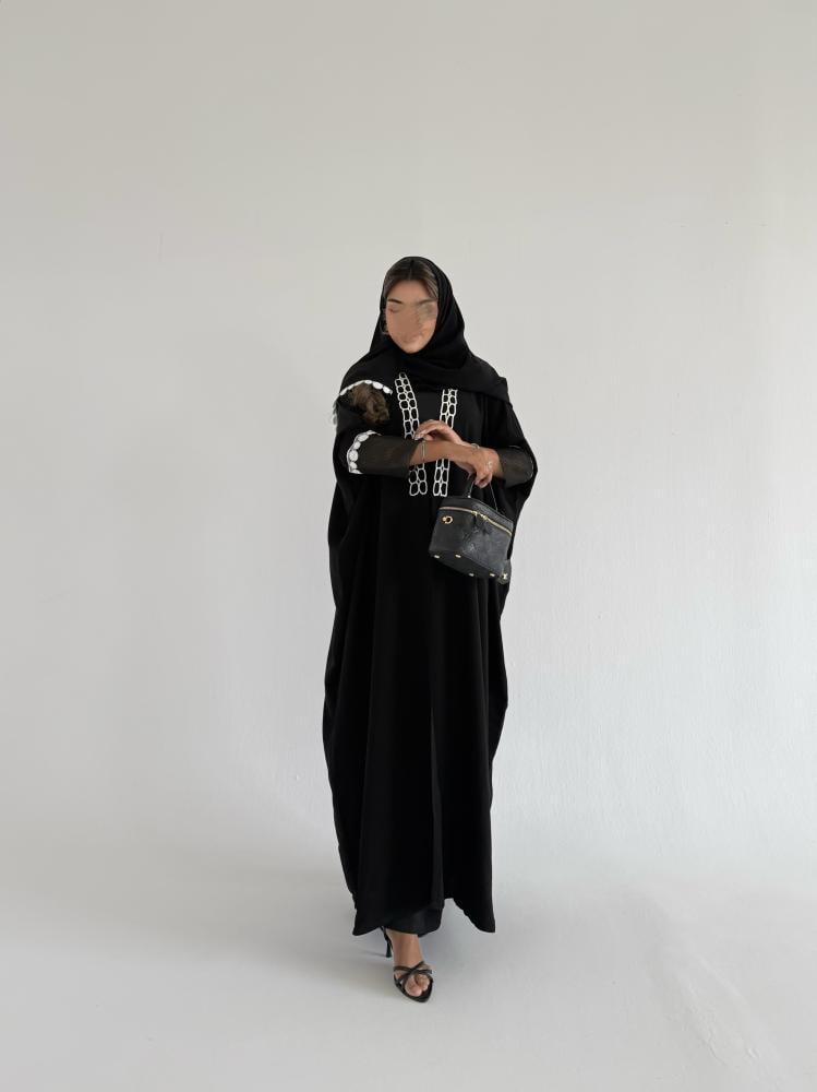 كريب اسود ملكي مع كلفة على العباية