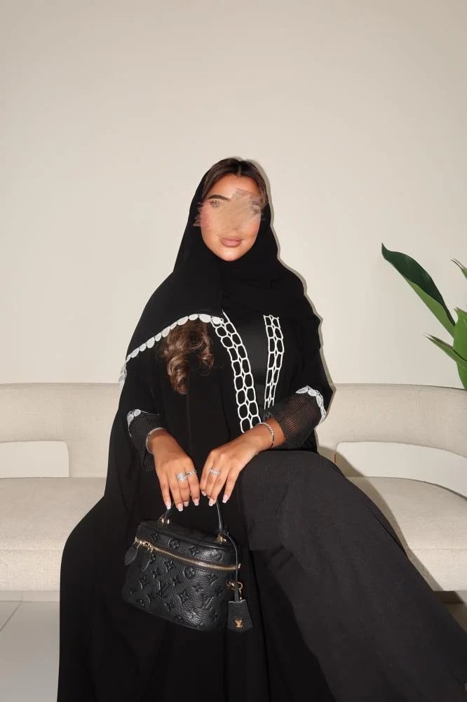 كريب اسود ملكي مع كلفة على العباية