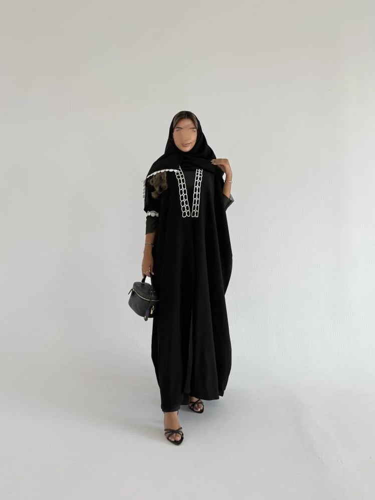 كريب اسود ملكي مع كلفة على العباية
