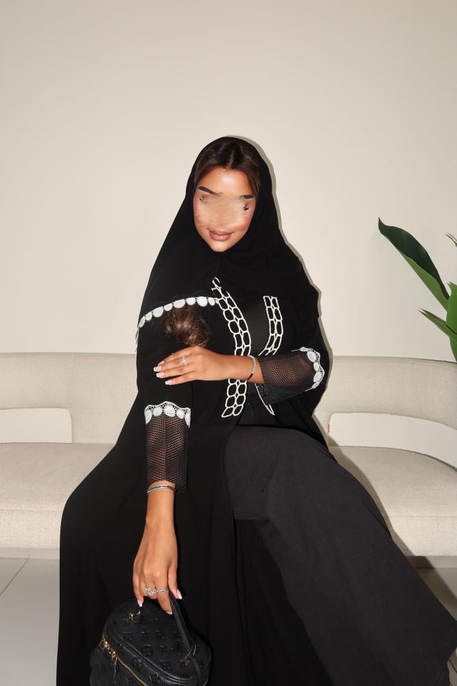 كريب اسود ملكي مع كلفة على العباية