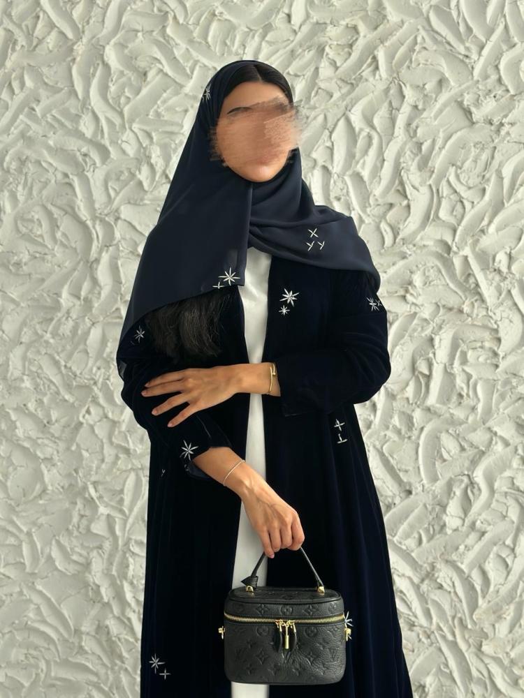 عباية مخمل بتطريز نجوم