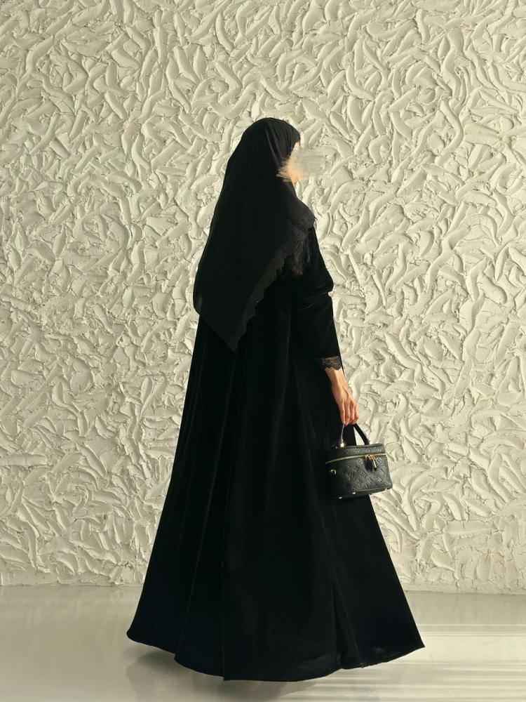 عباية مخمل اسود مع كلفة دانتيل