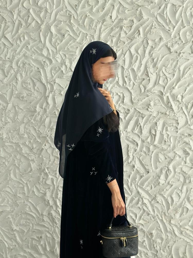 عباية مخمل بتطريز نجوم