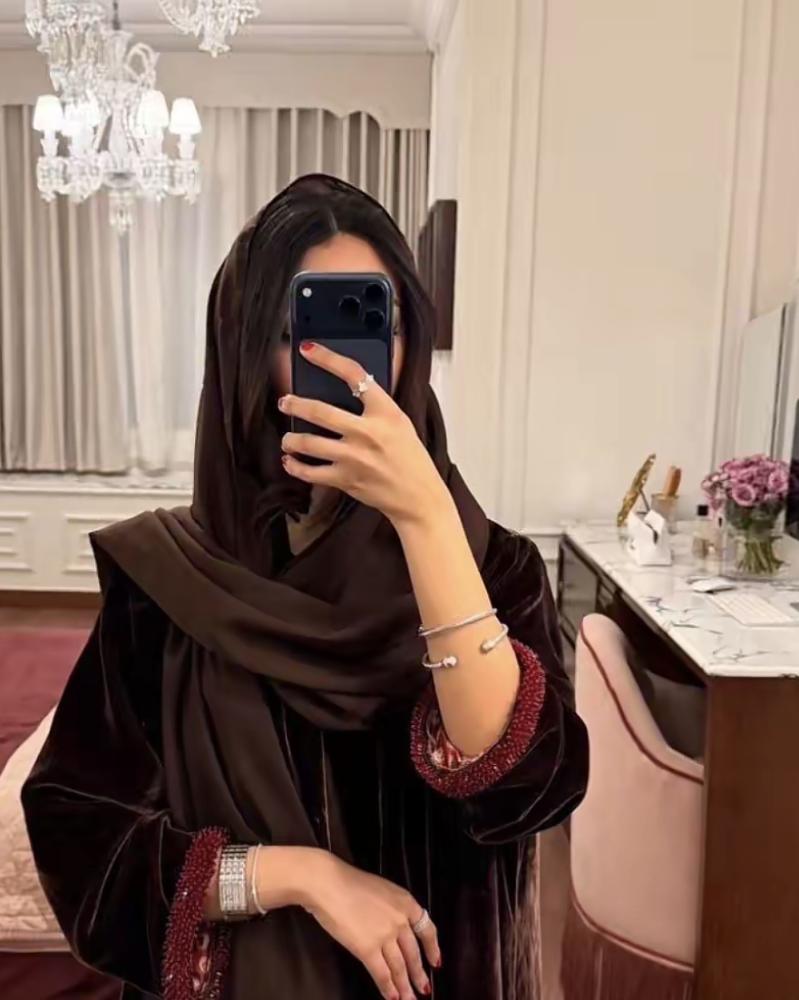 عبايه مخمل بني وشك عنابي وبطانه من الداخل عنابي ذهبي