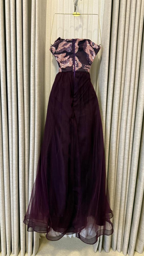 Elegant dress with tulle