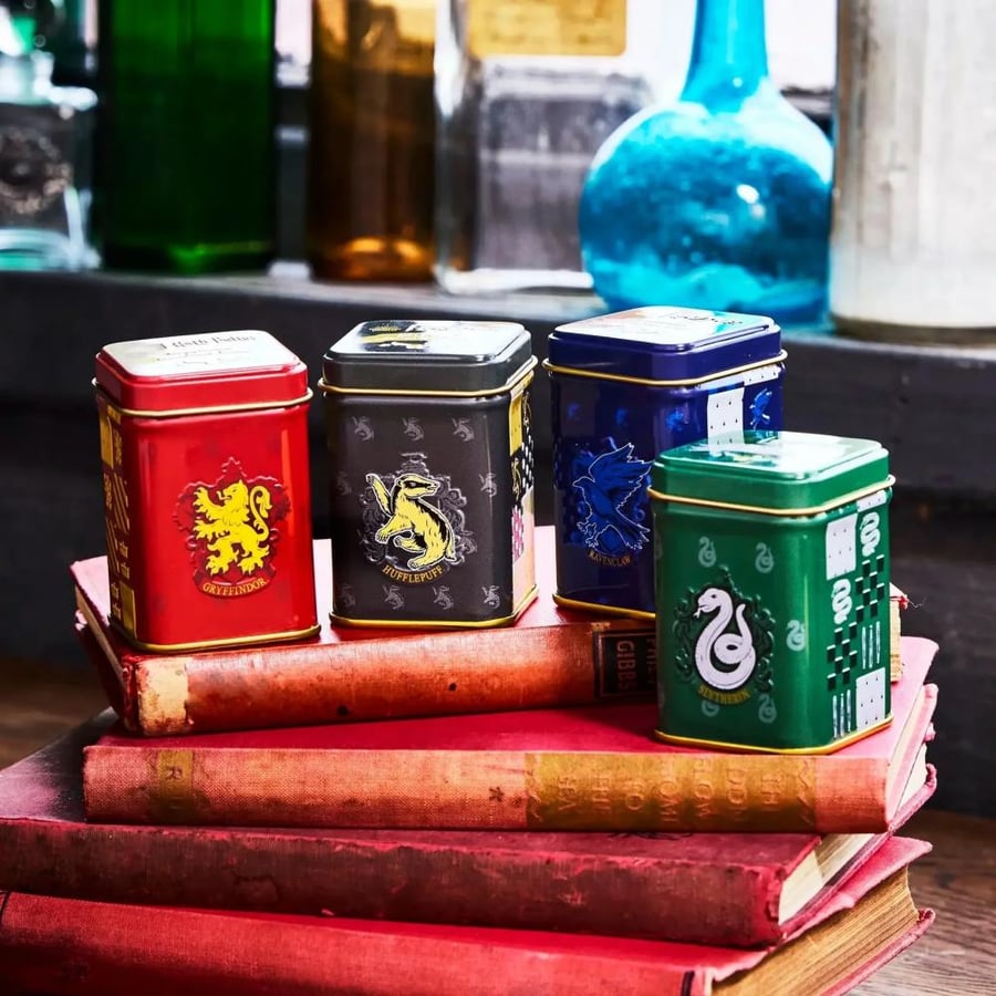 مجموعة علب الشاي التذكارية هاري بوتر (Harry Potter Mini Tea Tin Gift Set) - منازل هوغورتس (100 جرام)