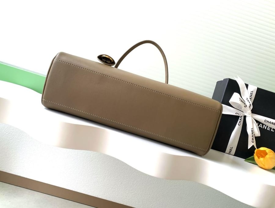 Chanel Bowling Bag أو Bowler Bag حقيبة البولينغ من شانيل