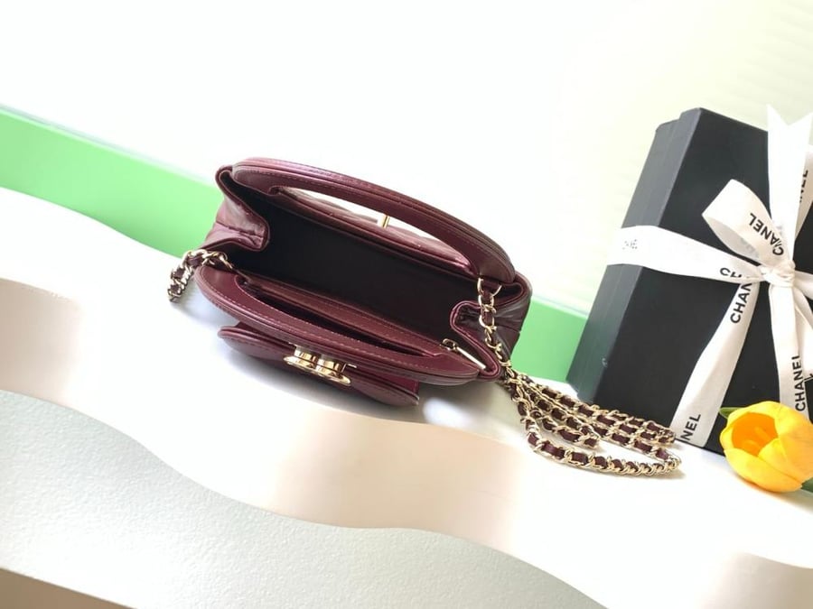 حقيبة شانيل ذات المقبض العلوي بنقشة شيفرون CHANEL Chevron Top Handle Bag