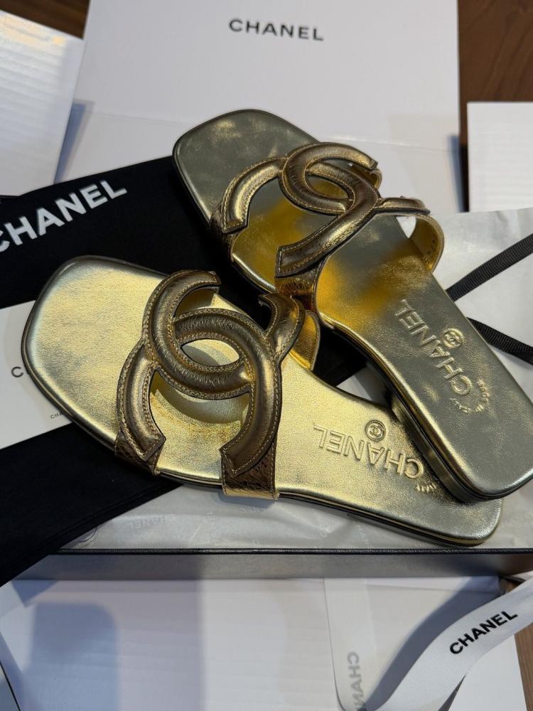 حذاء ميول شانيل الذهبي (CHANEL Mules)