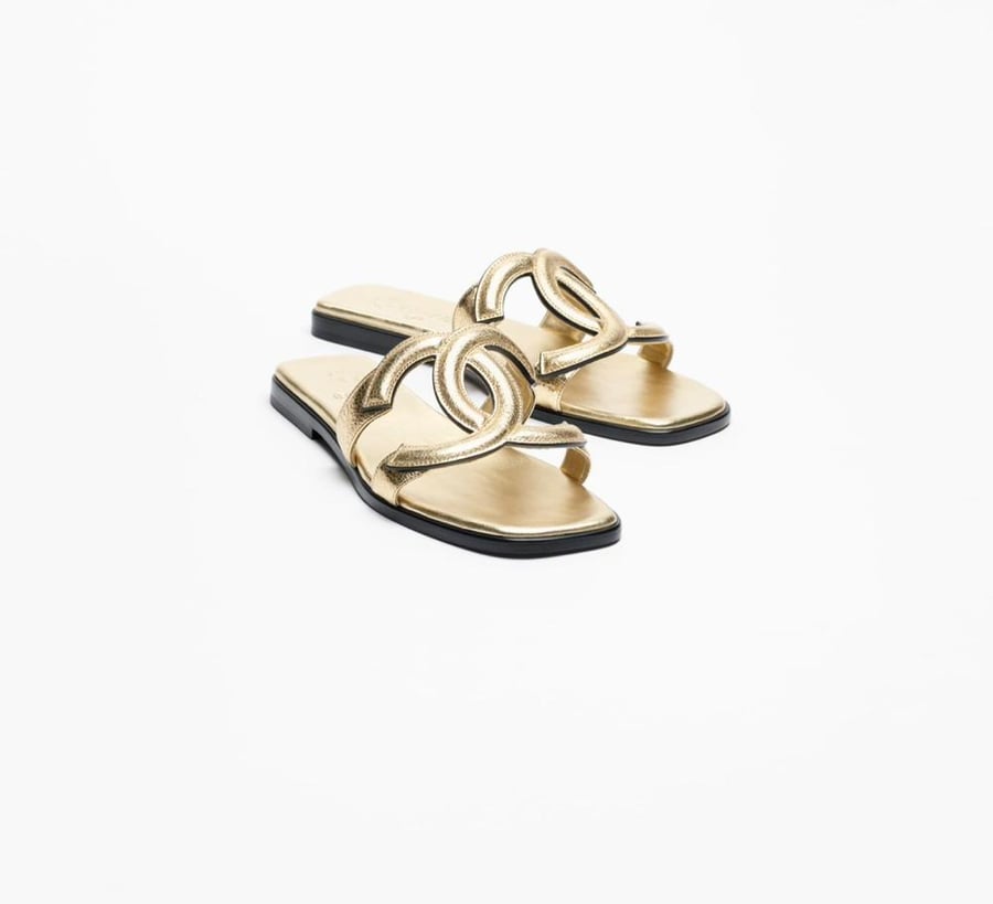 حذاء ميول شانيل الذهبي (CHANEL Mules)