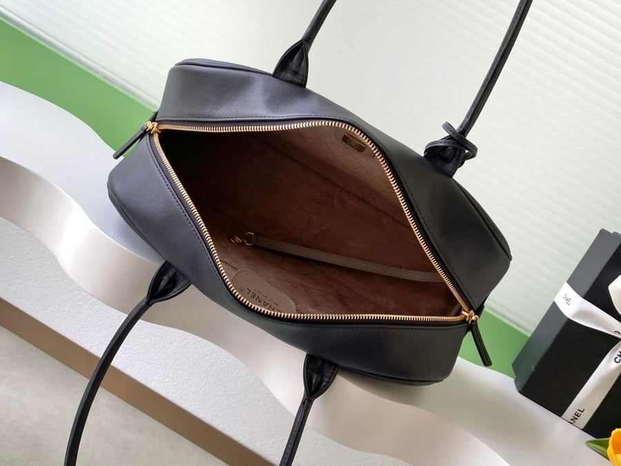 Chanel Bowling Bag أو Bowler Bag حقيبة البولينغ من شانيل