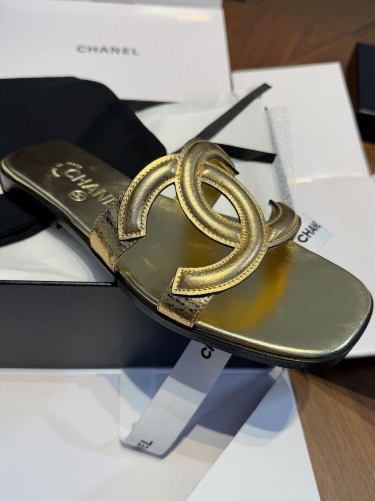 حذاء ميول شانيل الذهبي (CHANEL Mules)