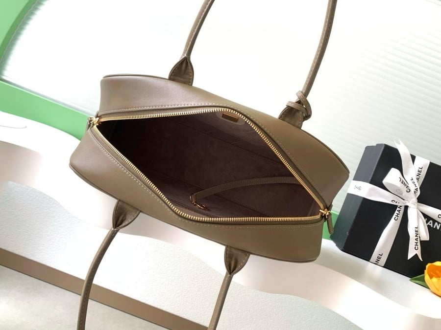 Chanel Bowling Bag أو Bowler Bag حقيبة البولينغ من شانيل