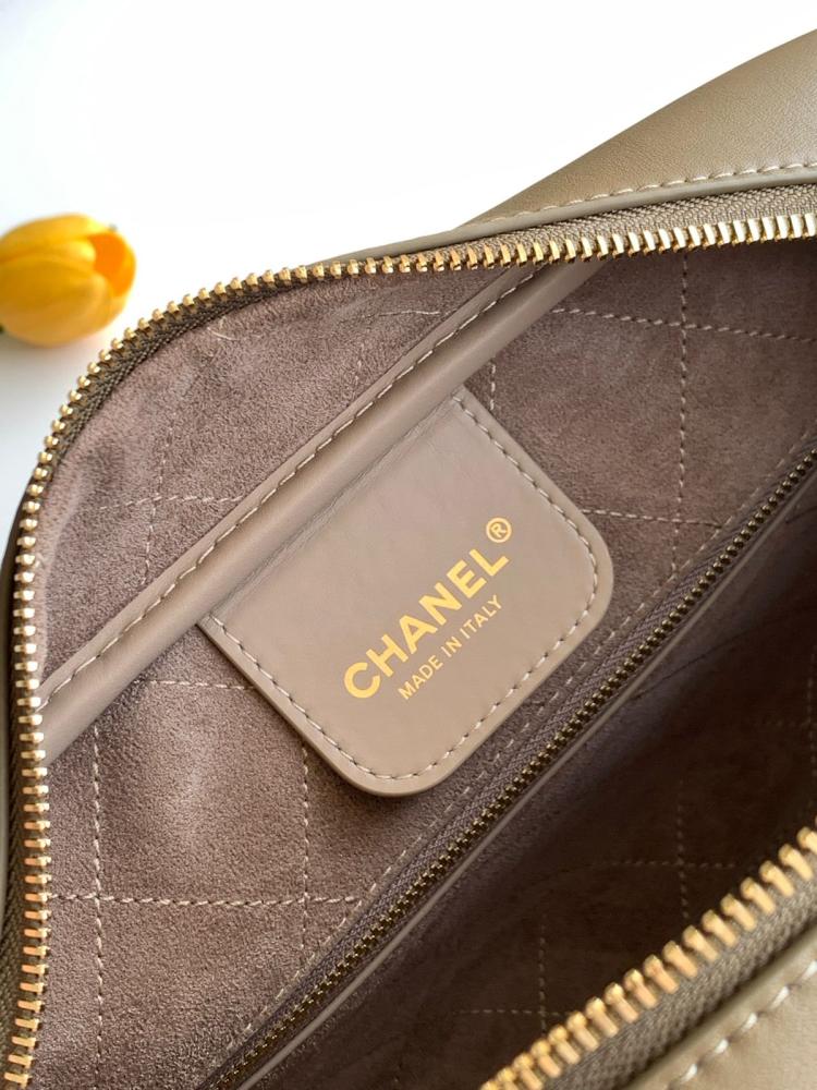 Chanel Bowling Bag أو Bowler Bag حقيبة البولينغ من شانيل