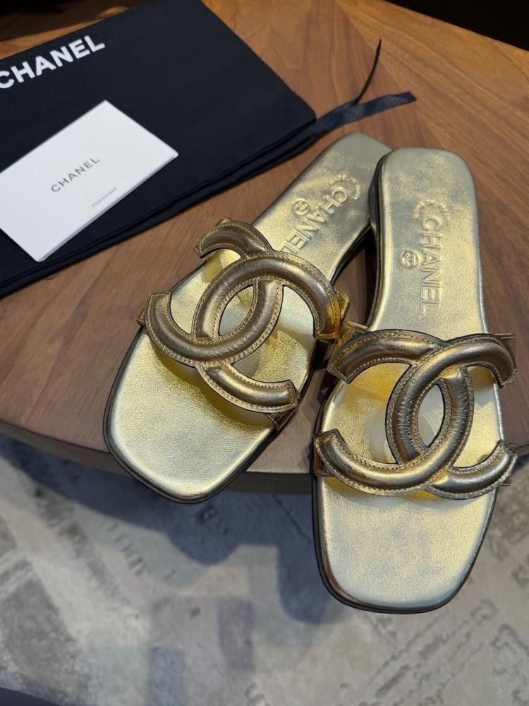 حذاء ميول شانيل الذهبي (CHANEL Mules)