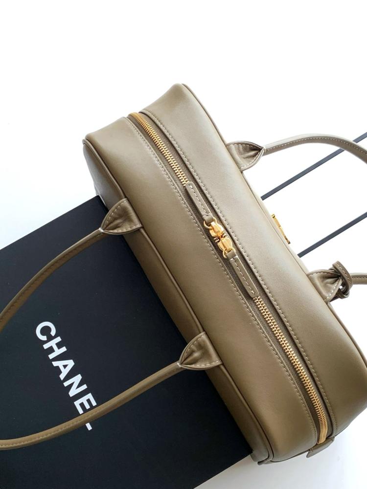 Chanel Bowling Bag أو Bowler Bag حقيبة البولينغ من شانيل