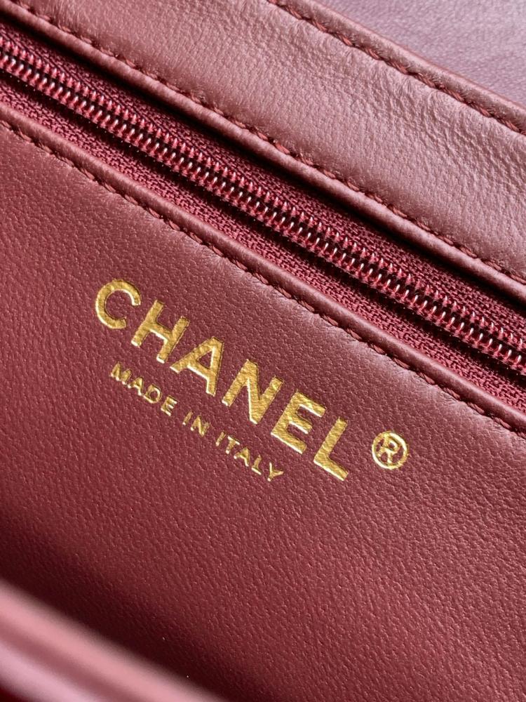 حقيبة شانيل ذات المقبض العلوي بنقشة شيفرون CHANEL Chevron Top Handle Bag