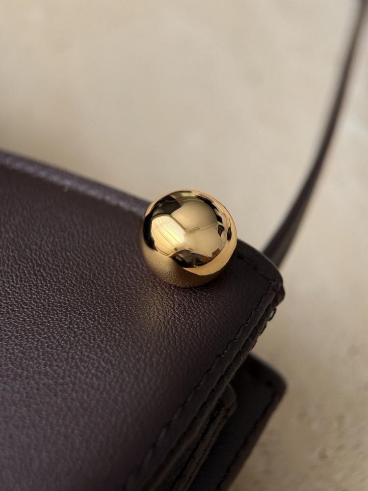 حقيبة كلاتش Chanel Chic Studs