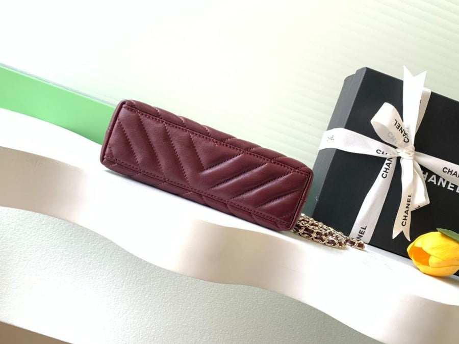 حقيبة شانيل ذات المقبض العلوي بنقشة شيفرون CHANEL Chevron Top Handle Bag