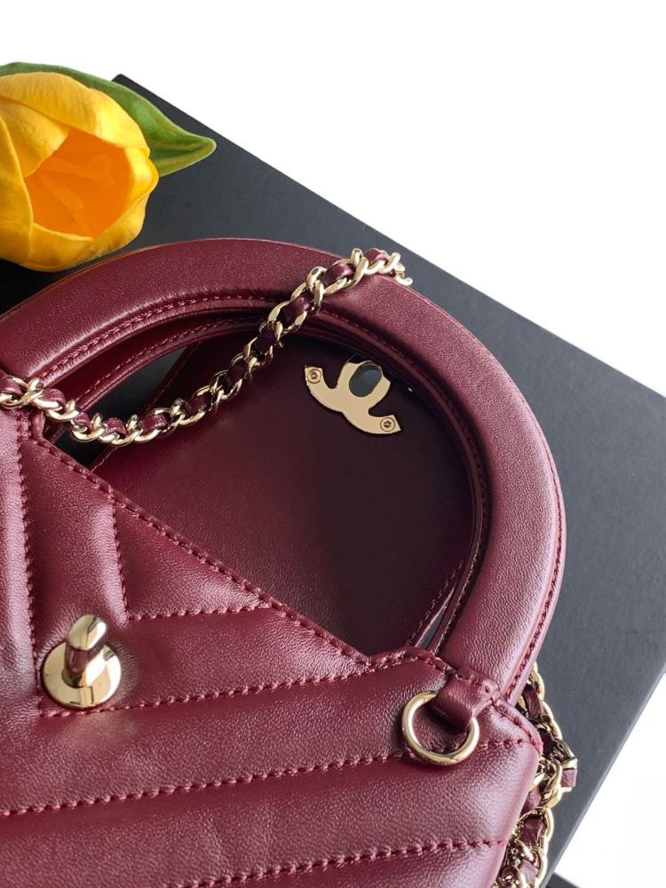 حقيبة شانيل ذات المقبض العلوي بنقشة شيفرون CHANEL Chevron Top Handle Bag