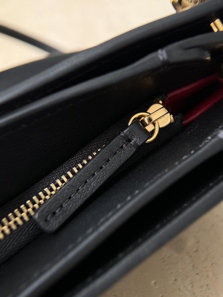 حقيبة كلاتش Chanel Chic Studs