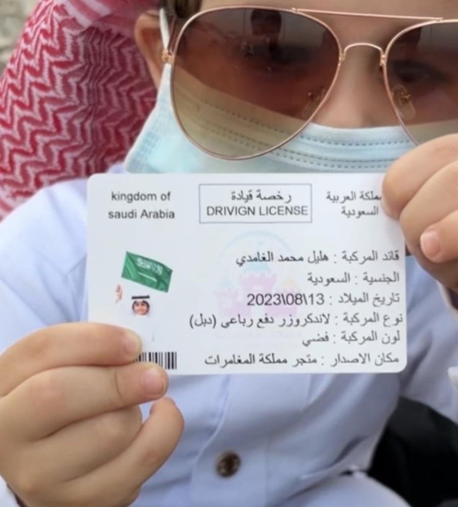 سيارة سباق مرسيدس AMG GT الرياضية