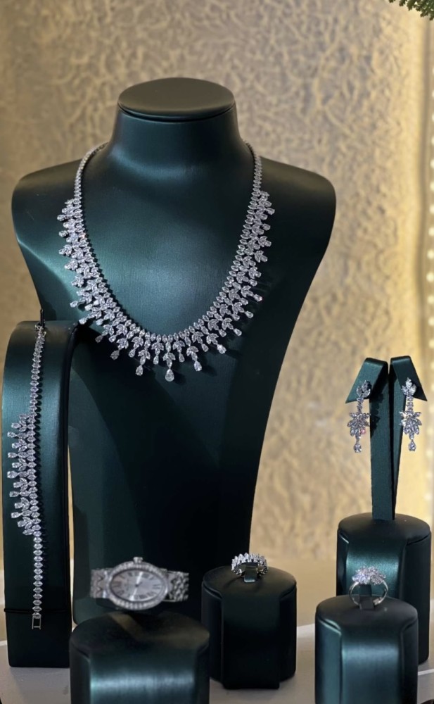 طقم زريكون ناعم وجميل مكون من(عقد ،حلق،خاتم،اسواره،علبه فخمه بلون بيج)