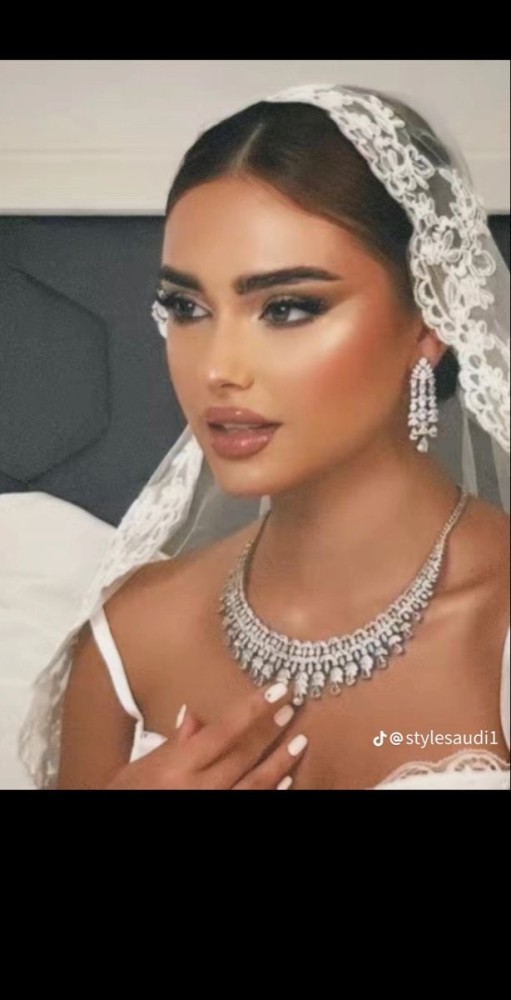 طقم زريكون فخم جدا مكون(عقد ،حلق،خاتم،اسواره،علبهطقم فخمه بلون بيج)