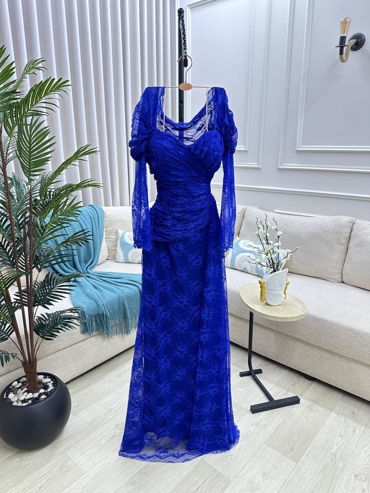فستان نيلي راقٍ ينبض فخامة وأناقة، مصمم من دانتيل فاخر 010