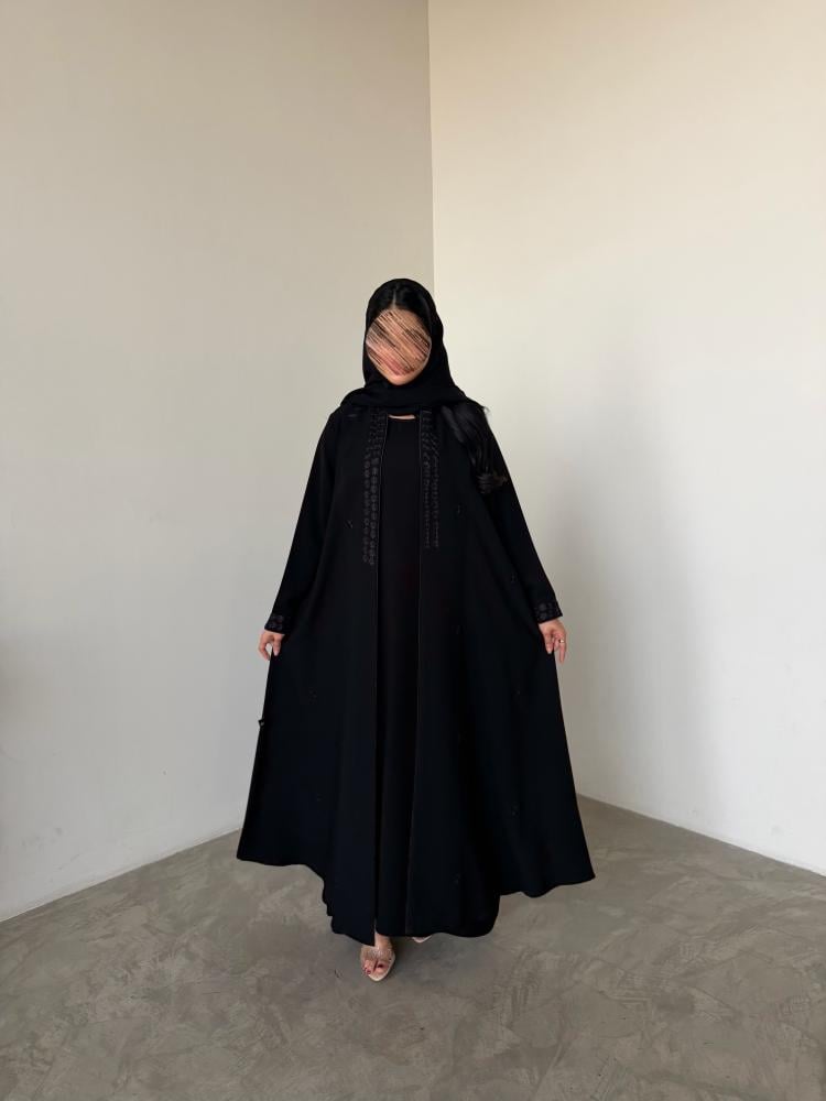 عباية كريب ملكي كوري تطريز اسود