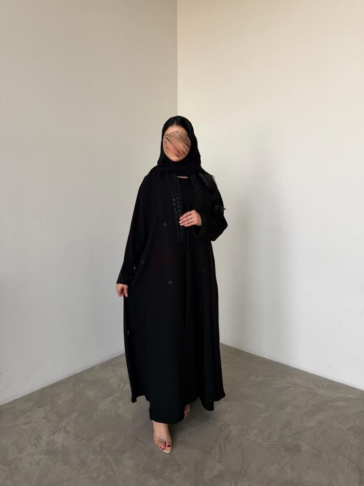 عباية كريب ملكي كوري تطريز اسود