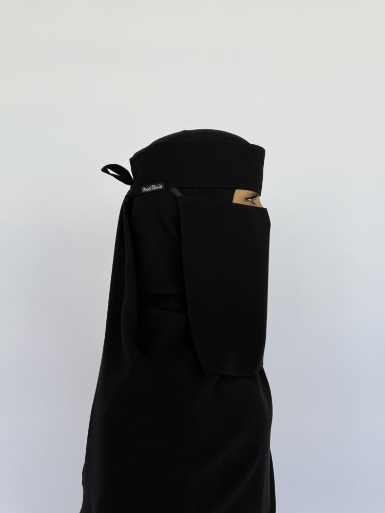 Short, slanted elastic niqab