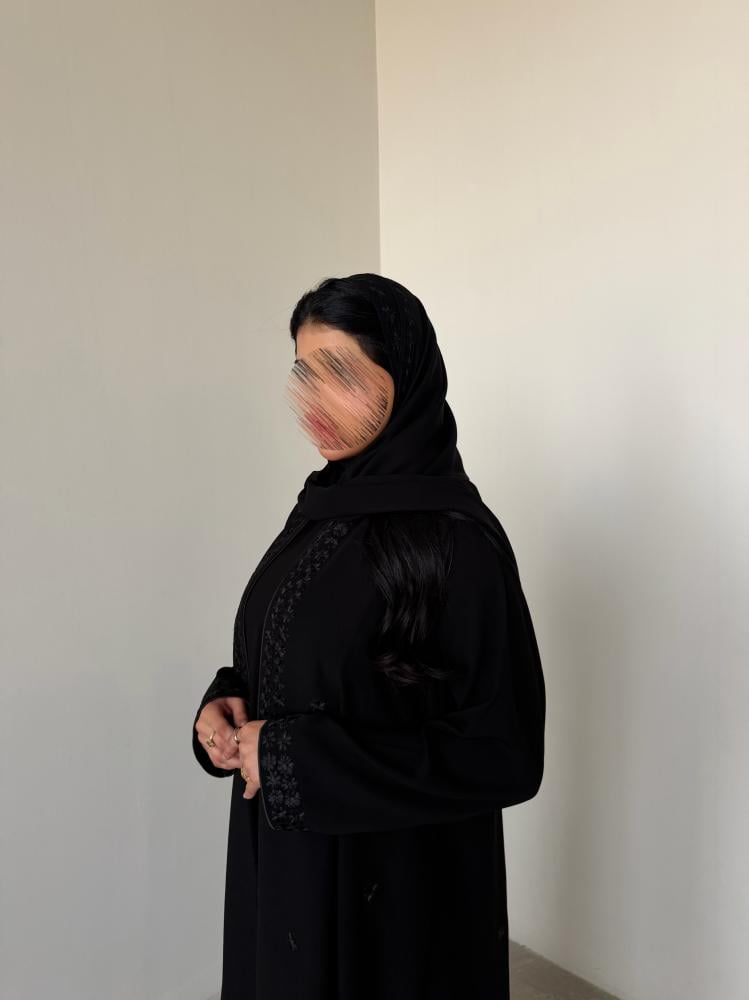 عباية كريب ملكي كوري تطريز اسود