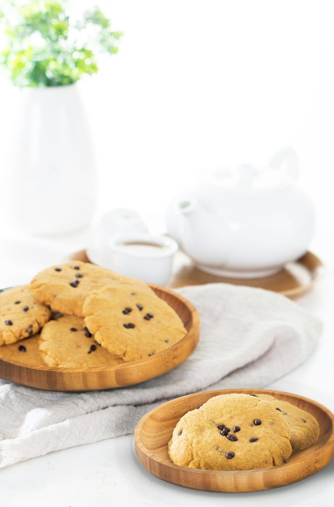 A set of 3 round serving trays made of luxurious natural wood