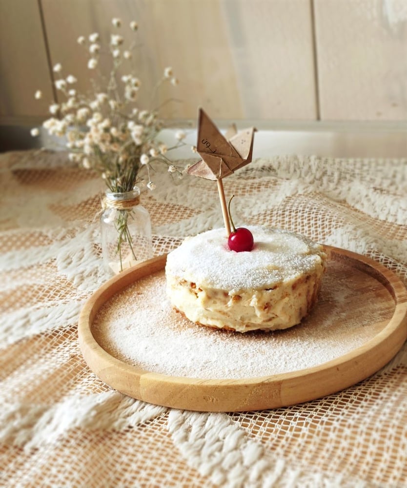 A set of 3 round serving trays made of luxurious natural wood