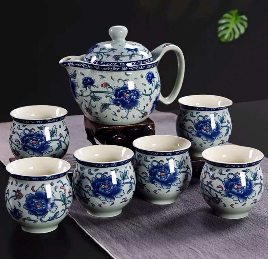 Tea set consisting of 8 pieces, double cups decorated with blue flowers