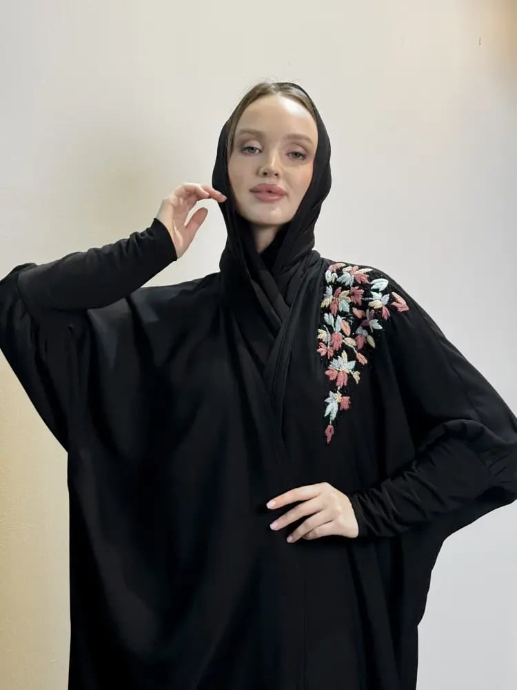 عباية بشت مطرزة يدويًا بتصميم فاخر