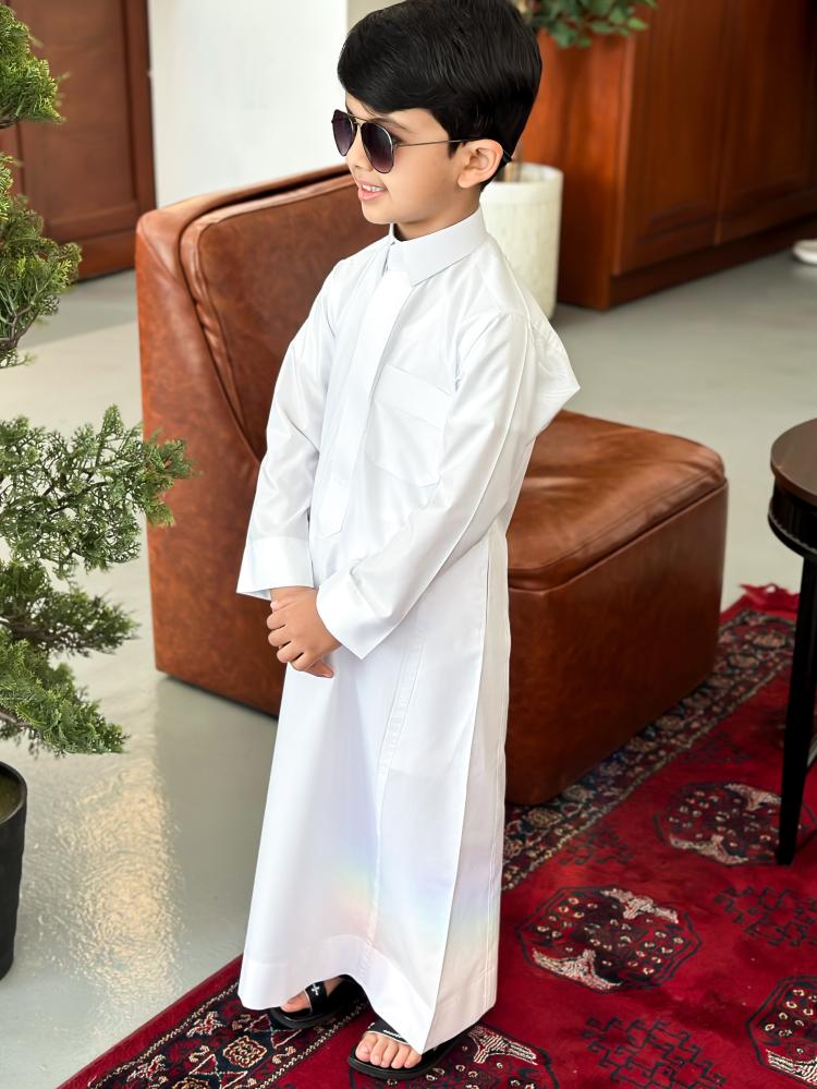 ثوب ابيض الرقبة سادة