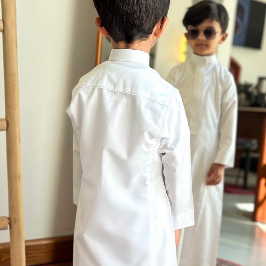 ثوب ابيض الرقبة سادة